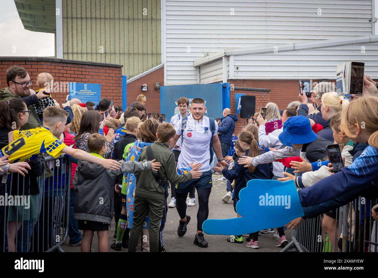 Warrington, Cheshire, Großbritannien. Juni 2024. Warrington Wolves verließ das Halliwell Jones Stadium am 6. Juni 2024 und zog in Richtung Wembley Stadium, um das Finale des Rugby Football League Challenge Cup gegen Wigan zu erreichen. Die Unterstützer waren da, um sie zu sehen und Unterschriften und Selfies mit den Spielern und Manager Sam Burgess zu erhalten. Quelle: John Hopkins/Alamy Live News Stockfoto