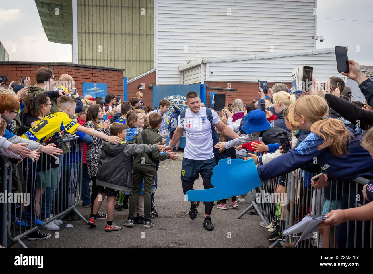 Warrington, Cheshire, Großbritannien. Juni 2024. Warrington Wolves verließ das Halliwell Jones Stadium am 6. Juni 2024 und zog in Richtung Wembley Stadium, um das Finale des Rugby Football League Challenge Cup gegen Wigan zu erreichen. Die Unterstützer waren da, um sie zu sehen und Unterschriften und Selfies mit den Spielern und Manager Sam Burgess zu erhalten. Quelle: John Hopkins/Alamy Live News Stockfoto