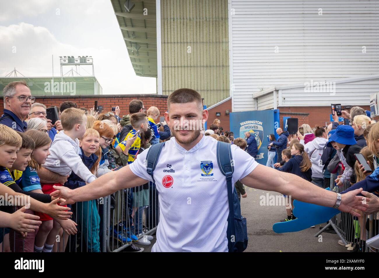 Warrington, Cheshire, Großbritannien. Juni 2024. Warrington Wolves verließ das Halliwell Jones Stadium am 6. Juni 2024 und zog in Richtung Wembley Stadium, um das Finale des Rugby Football League Challenge Cup gegen Wigan zu erreichen. Die Unterstützer waren da, um sie zu sehen und Unterschriften und Selfies mit den Spielern und Manager Sam Burgess zu erhalten. Quelle: John Hopkins/Alamy Live News Stockfoto