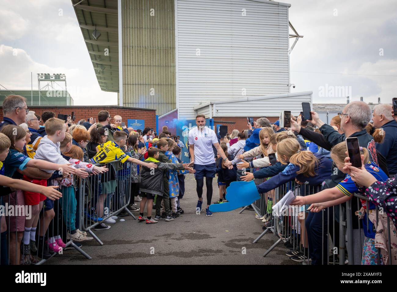 Warrington, Cheshire, Großbritannien. Juni 2024. Warrington Wolves verließ das Halliwell Jones Stadium am 6. Juni 2024 und zog in Richtung Wembley Stadium, um das Finale des Rugby Football League Challenge Cup gegen Wigan zu erreichen. Die Unterstützer waren da, um sie zu sehen und Unterschriften und Selfies mit den Spielern und Manager Sam Burgess zu erhalten. Quelle: John Hopkins/Alamy Live News Stockfoto