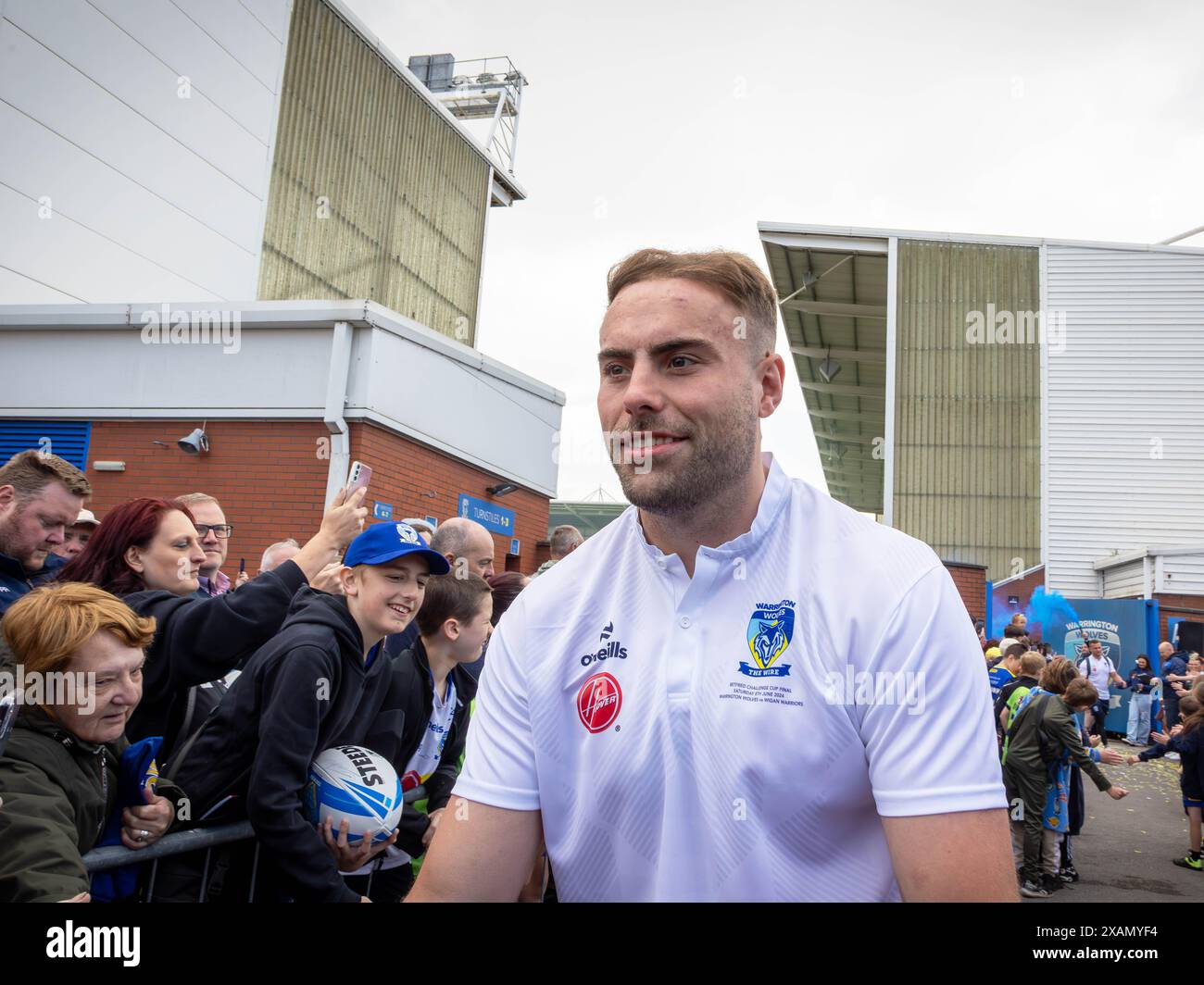 Warrington, Cheshire, Großbritannien. Juni 2024. Warrington Wolves verließ das Halliwell Jones Stadium am 6. Juni 2024 und zog in Richtung Wembley Stadium, um das Finale des Rugby Football League Challenge Cup gegen Wigan zu erreichen. Die Unterstützer waren da, um sie zu sehen und Unterschriften und Selfies mit den Spielern und Manager Sam Burgess zu erhalten. Quelle: John Hopkins/Alamy Live News Stockfoto