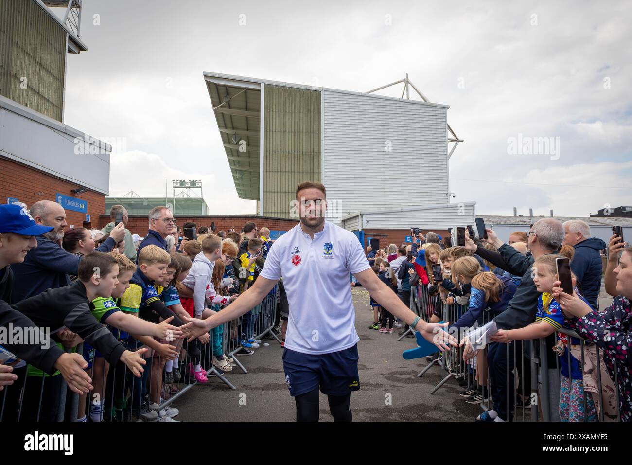 Warrington, Cheshire, Großbritannien. Juni 2024. Warrington Wolves verließ das Halliwell Jones Stadium am 6. Juni 2024 und zog in Richtung Wembley Stadium, um das Finale des Rugby Football League Challenge Cup gegen Wigan zu erreichen. Die Unterstützer waren da, um sie zu sehen und Unterschriften und Selfies mit den Spielern und Manager Sam Burgess zu erhalten. Quelle: John Hopkins/Alamy Live News Stockfoto