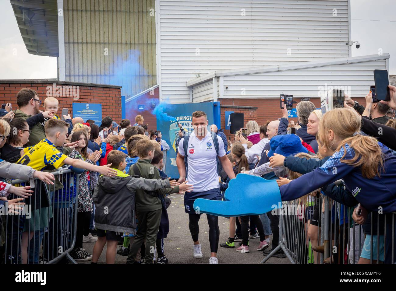 Warrington, Cheshire, Großbritannien. Juni 2024. Warrington Wolves verließ das Halliwell Jones Stadium am 6. Juni 2024 und zog in Richtung Wembley Stadium, um das Finale des Rugby Football League Challenge Cup gegen Wigan zu erreichen. Die Unterstützer waren da, um sie zu sehen und Unterschriften und Selfies mit den Spielern und Manager Sam Burgess zu erhalten. Quelle: John Hopkins/Alamy Live News Stockfoto