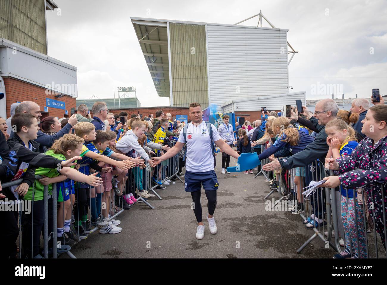 Warrington, Cheshire, Großbritannien. Juni 2024. Warrington Wolves verließ das Halliwell Jones Stadium am 6. Juni 2024 und zog in Richtung Wembley Stadium, um das Finale des Rugby Football League Challenge Cup gegen Wigan zu erreichen. Die Unterstützer waren da, um sie zu sehen und Unterschriften und Selfies mit den Spielern und Manager Sam Burgess zu erhalten. Quelle: John Hopkins/Alamy Live News Stockfoto