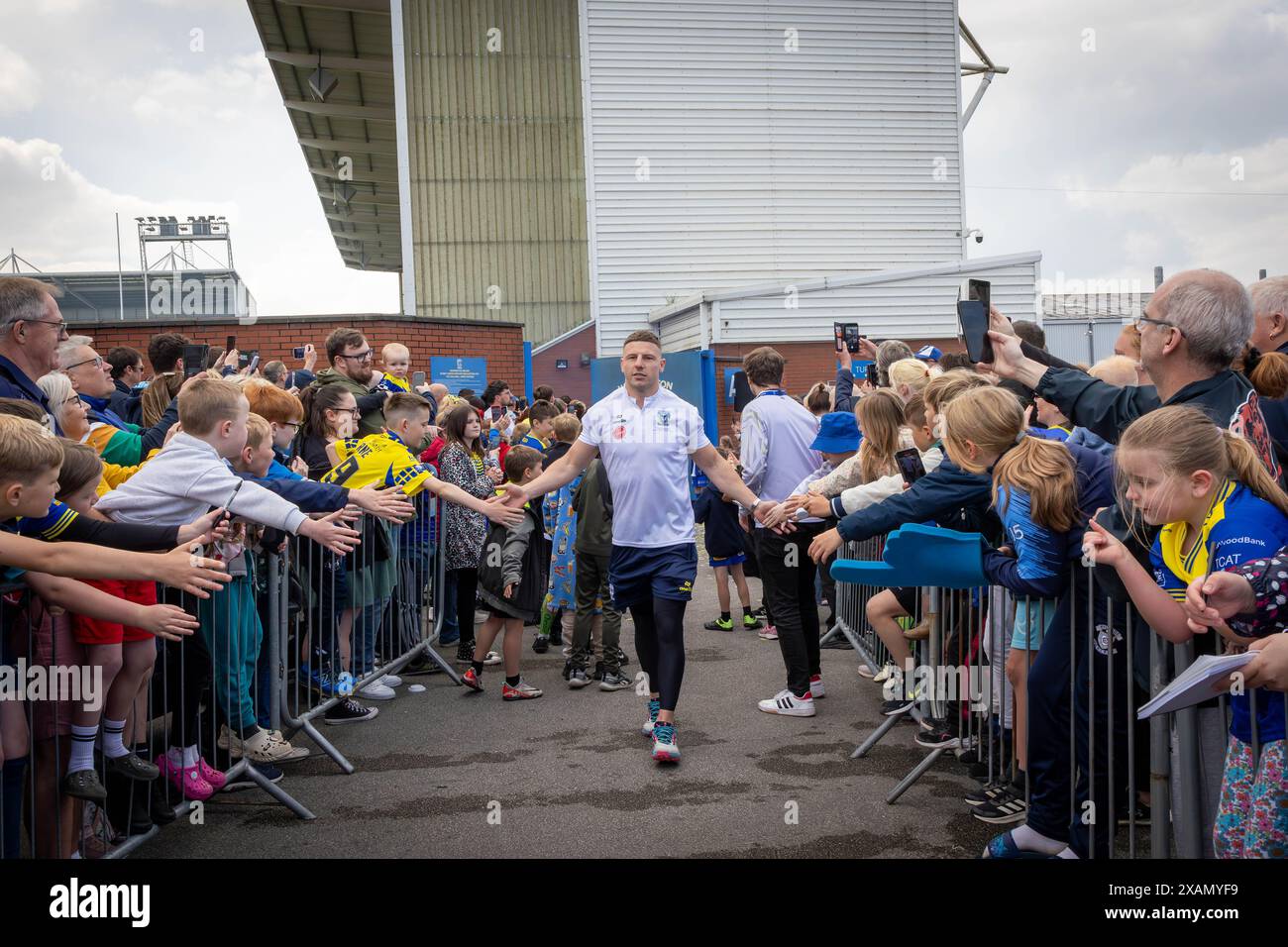 Warrington, Cheshire, Großbritannien. Juni 2024. Warrington Wolves verließ das Halliwell Jones Stadium am 6. Juni 2024 und zog in Richtung Wembley Stadium, um das Finale des Rugby Football League Challenge Cup gegen Wigan zu erreichen. Die Unterstützer waren da, um sie zu sehen und Unterschriften und Selfies mit den Spielern und Manager Sam Burgess zu erhalten. Quelle: John Hopkins/Alamy Live News Stockfoto
