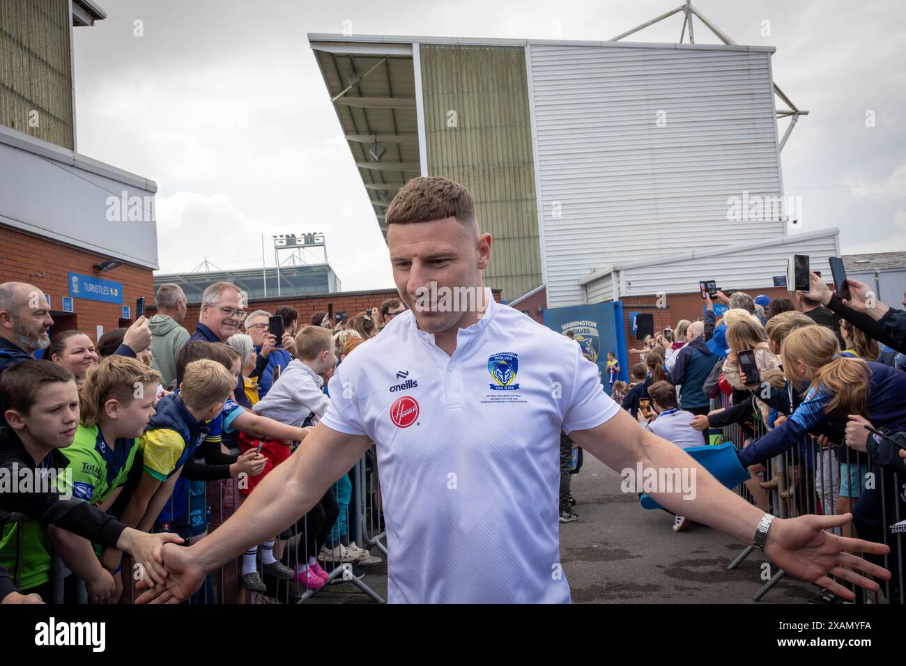 Warrington, Cheshire, Großbritannien. Juni 2024. Warrington Wolves verließ das Halliwell Jones Stadium am 6. Juni 2024 und zog in Richtung Wembley Stadium, um das Finale des Rugby Football League Challenge Cup gegen Wigan zu erreichen. Die Unterstützer waren da, um sie zu sehen und Unterschriften und Selfies mit den Spielern und Manager Sam Burgess zu erhalten. Quelle: John Hopkins/Alamy Live News Stockfoto