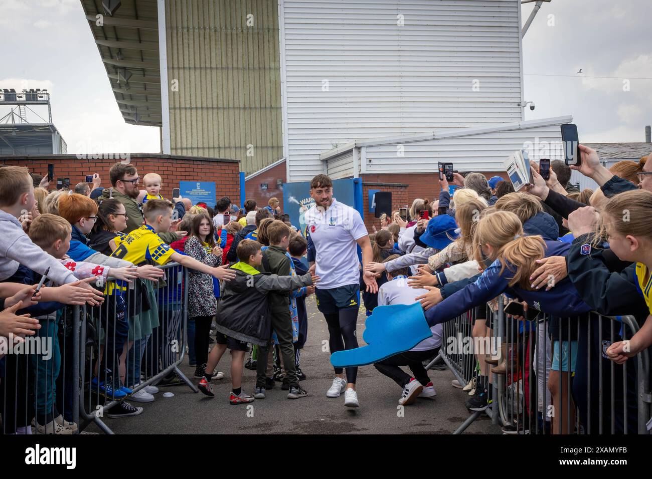 Warrington, Cheshire, Großbritannien. Juni 2024. Warrington Wolves verließ das Halliwell Jones Stadium am 6. Juni 2024 und zog in Richtung Wembley Stadium, um das Finale des Rugby Football League Challenge Cup gegen Wigan zu erreichen. Die Unterstützer waren da, um sie zu sehen und Unterschriften und Selfies mit den Spielern und Manager Sam Burgess zu erhalten. Quelle: John Hopkins/Alamy Live News Stockfoto
