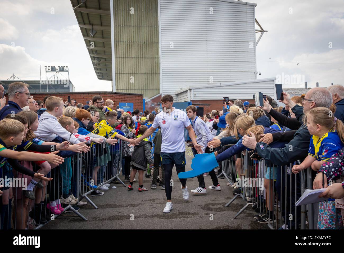 Warrington, Cheshire, Großbritannien. Juni 2024. Warrington Wolves verließ das Halliwell Jones Stadium am 6. Juni 2024 und zog in Richtung Wembley Stadium, um das Finale des Rugby Football League Challenge Cup gegen Wigan zu erreichen. Die Unterstützer waren da, um sie zu sehen und Unterschriften und Selfies mit den Spielern und Manager Sam Burgess zu erhalten. Quelle: John Hopkins/Alamy Live News Stockfoto