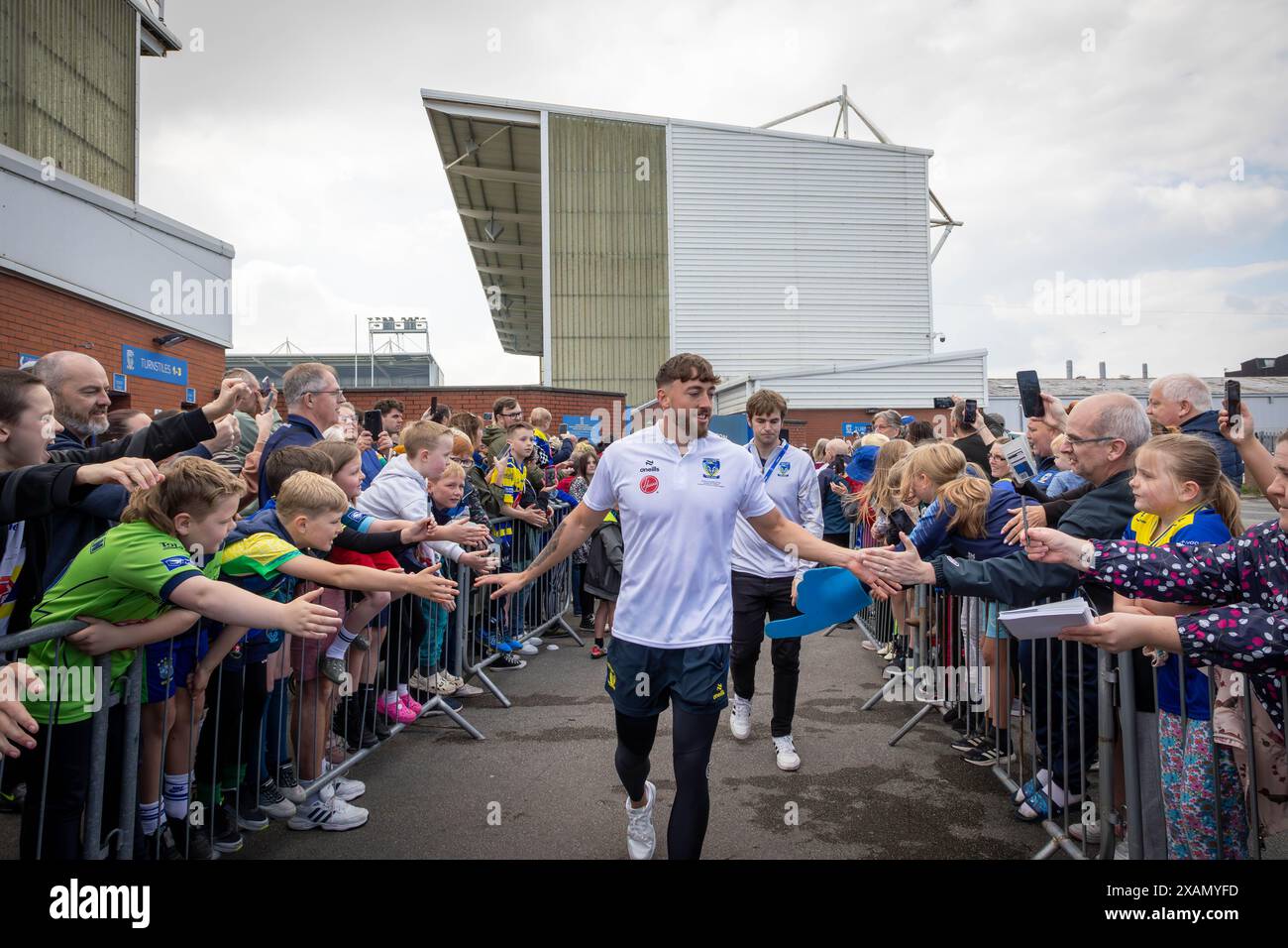 Warrington, Cheshire, Großbritannien. Juni 2024. Warrington Wolves verließ das Halliwell Jones Stadium am 6. Juni 2024 und zog in Richtung Wembley Stadium, um das Finale des Rugby Football League Challenge Cup gegen Wigan zu erreichen. Die Unterstützer waren da, um sie zu sehen und Unterschriften und Selfies mit den Spielern und Manager Sam Burgess zu erhalten. Quelle: John Hopkins/Alamy Live News Stockfoto