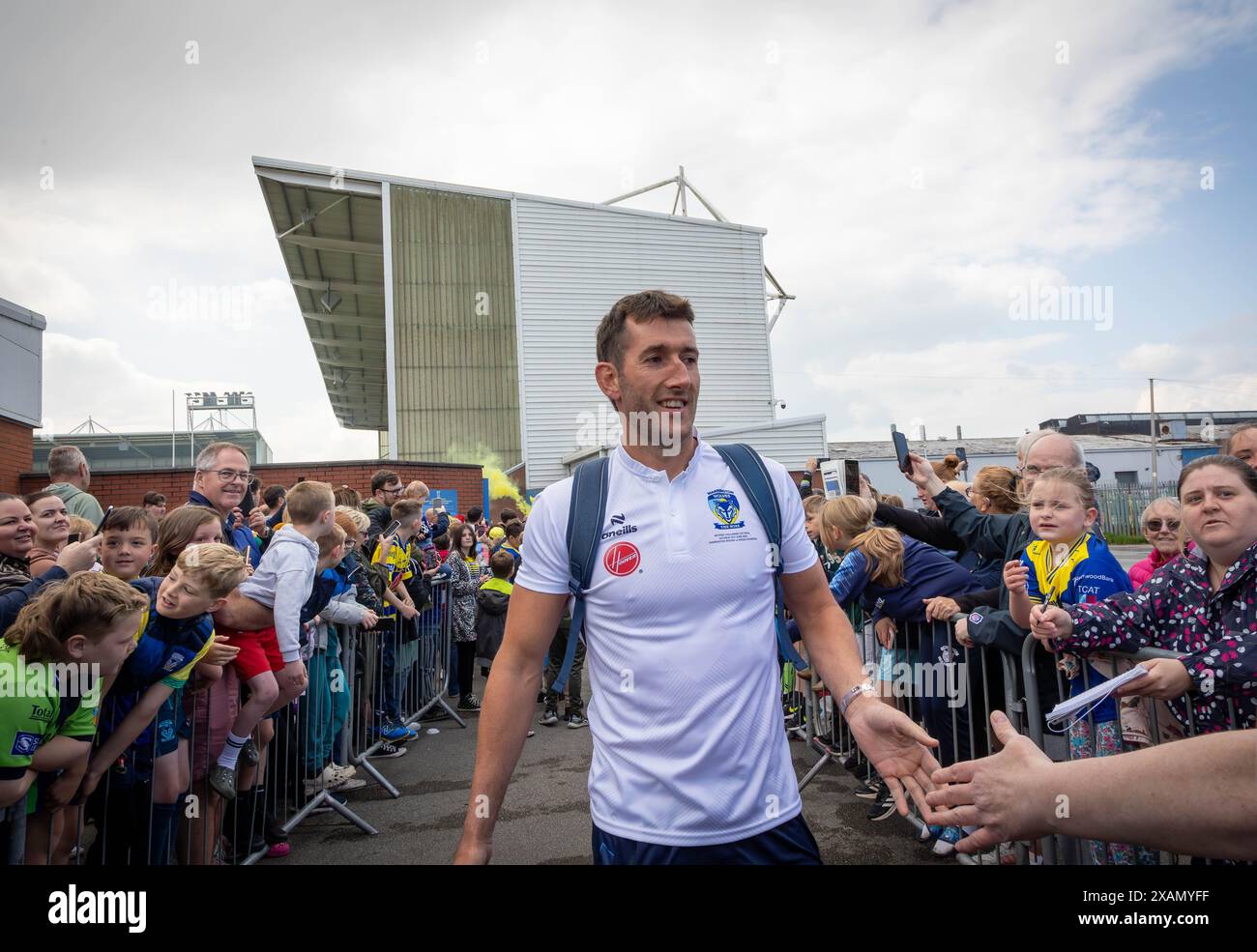 Warrington, Cheshire, Großbritannien. Juni 2024. Warrington Wolves verließ das Halliwell Jones Stadium am 6. Juni 2024 und zog in Richtung Wembley Stadium, um das Finale des Rugby Football League Challenge Cup gegen Wigan zu erreichen. Die Unterstützer waren da, um sie zu sehen und Unterschriften und Selfies mit den Spielern und Manager Sam Burgess zu erhalten. Quelle: John Hopkins/Alamy Live News Stockfoto