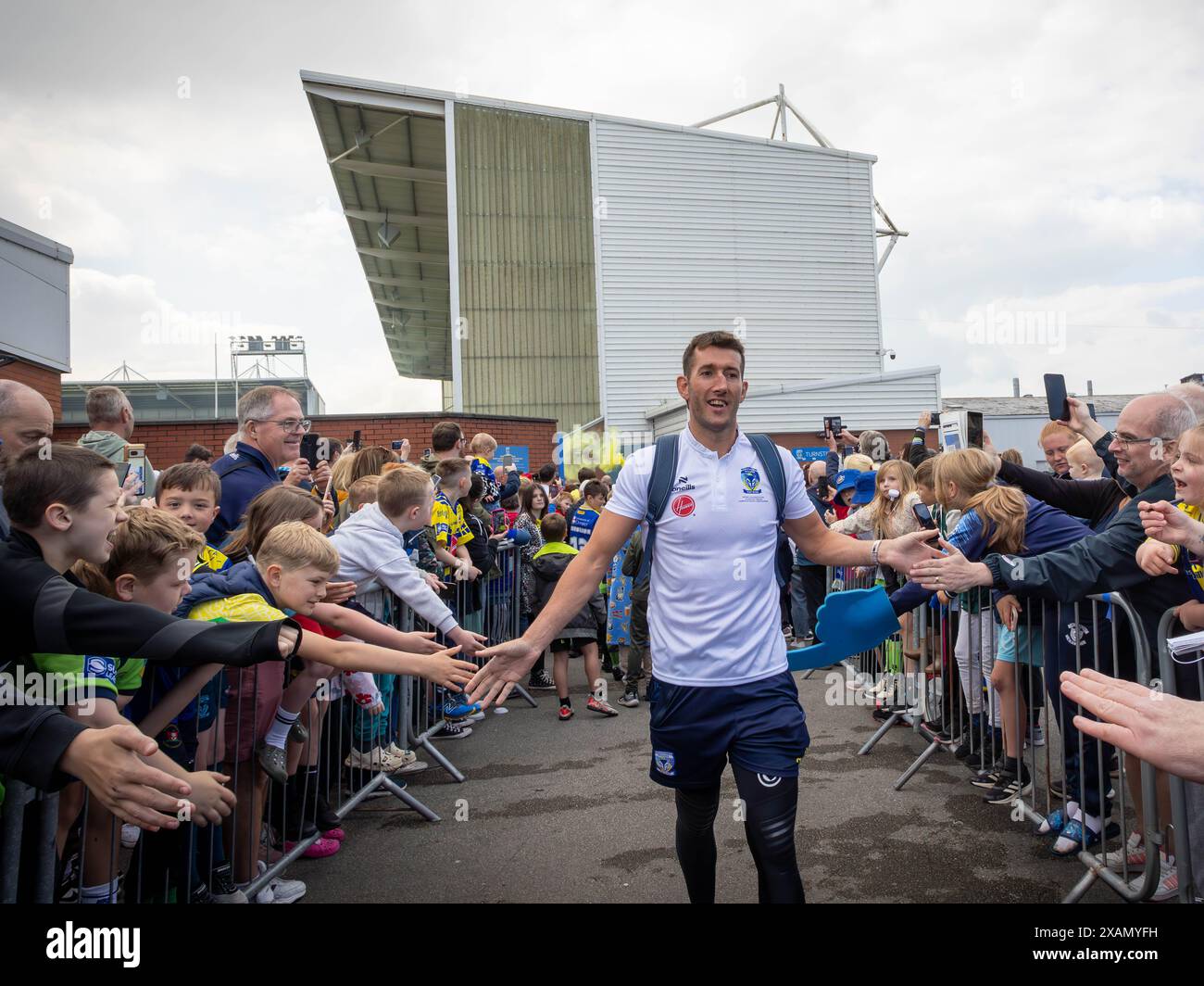Warrington, Cheshire, Großbritannien. Juni 2024. Warrington Wolves verließ das Halliwell Jones Stadium am 6. Juni 2024 und zog in Richtung Wembley Stadium, um das Finale des Rugby Football League Challenge Cup gegen Wigan zu erreichen. Die Unterstützer waren da, um sie zu sehen und Unterschriften und Selfies mit den Spielern und Manager Sam Burgess zu erhalten. Quelle: John Hopkins/Alamy Live News Stockfoto