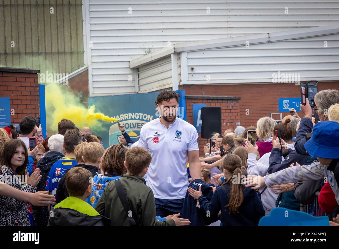Warrington, Cheshire, Großbritannien. Juni 2024. Warrington Wolves verließ das Halliwell Jones Stadium am 6. Juni 2024 und zog in Richtung Wembley Stadium, um das Finale des Rugby Football League Challenge Cup gegen Wigan zu erreichen. Die Unterstützer waren da, um sie zu sehen und Unterschriften und Selfies mit den Spielern und Manager Sam Burgess zu erhalten. Quelle: John Hopkins/Alamy Live News Stockfoto