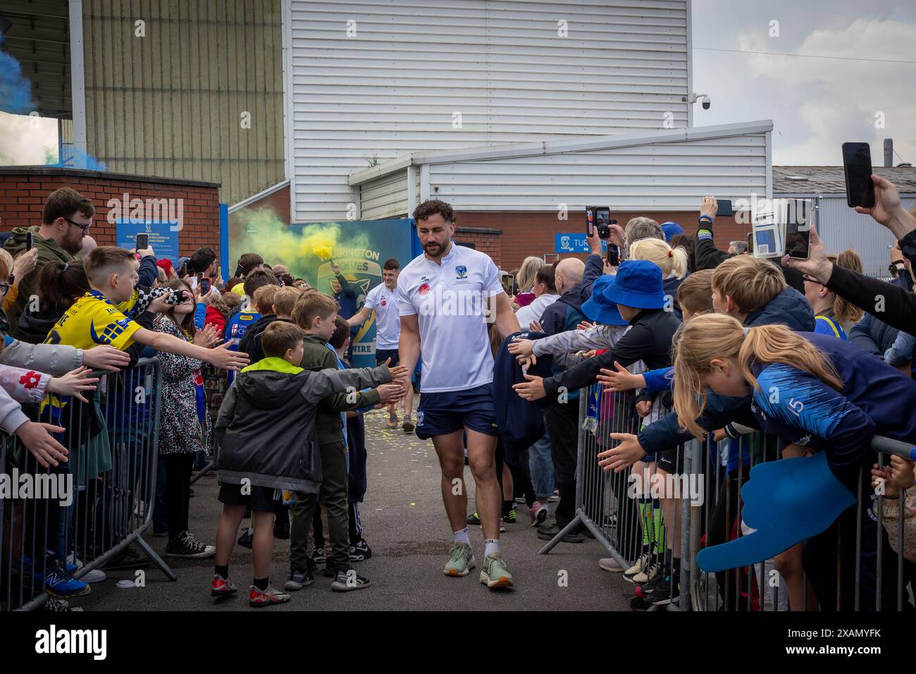 Warrington, Cheshire, Großbritannien. Juni 2024. Warrington Wolves verließ das Halliwell Jones Stadium am 6. Juni 2024 und zog in Richtung Wembley Stadium, um das Finale des Rugby Football League Challenge Cup gegen Wigan zu erreichen. Die Unterstützer waren da, um sie zu sehen und Unterschriften und Selfies mit den Spielern und Manager Sam Burgess zu erhalten. Quelle: John Hopkins/Alamy Live News Stockfoto