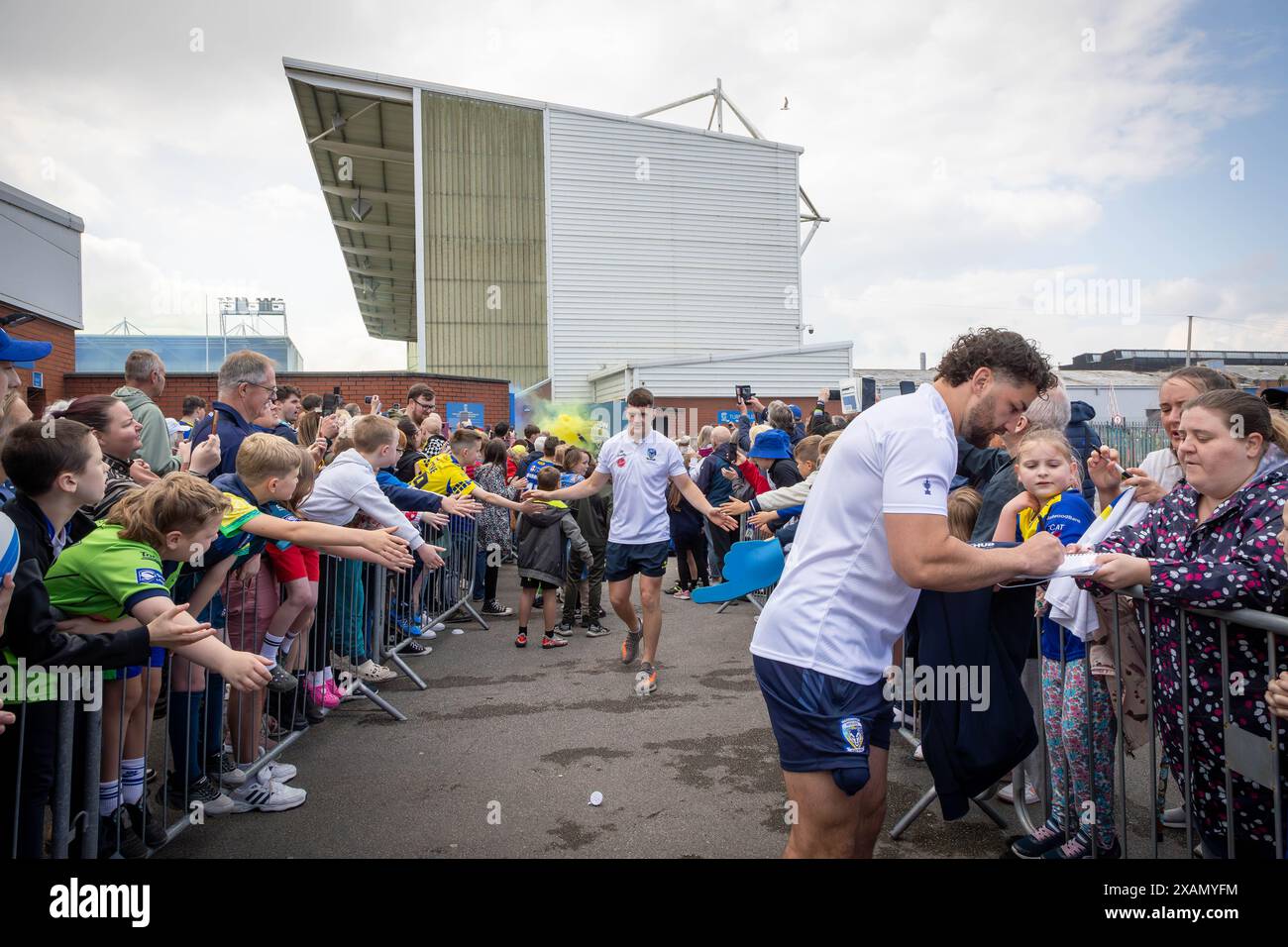 Warrington, Cheshire, Großbritannien. Juni 2024. Warrington Wolves verließ das Halliwell Jones Stadium am 6. Juni 2024 und zog in Richtung Wembley Stadium, um das Finale des Rugby Football League Challenge Cup gegen Wigan zu erreichen. Die Unterstützer waren da, um sie zu sehen und Unterschriften und Selfies mit den Spielern und Manager Sam Burgess zu erhalten. Quelle: John Hopkins/Alamy Live News Stockfoto