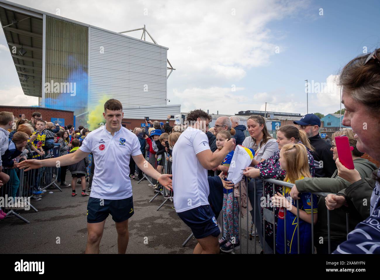 Warrington, Cheshire, Großbritannien. Juni 2024. Warrington Wolves verließ das Halliwell Jones Stadium am 6. Juni 2024 und zog in Richtung Wembley Stadium, um das Finale des Rugby Football League Challenge Cup gegen Wigan zu erreichen. Die Unterstützer waren da, um sie zu sehen und Unterschriften und Selfies mit den Spielern und Manager Sam Burgess zu erhalten. Quelle: John Hopkins/Alamy Live News Stockfoto