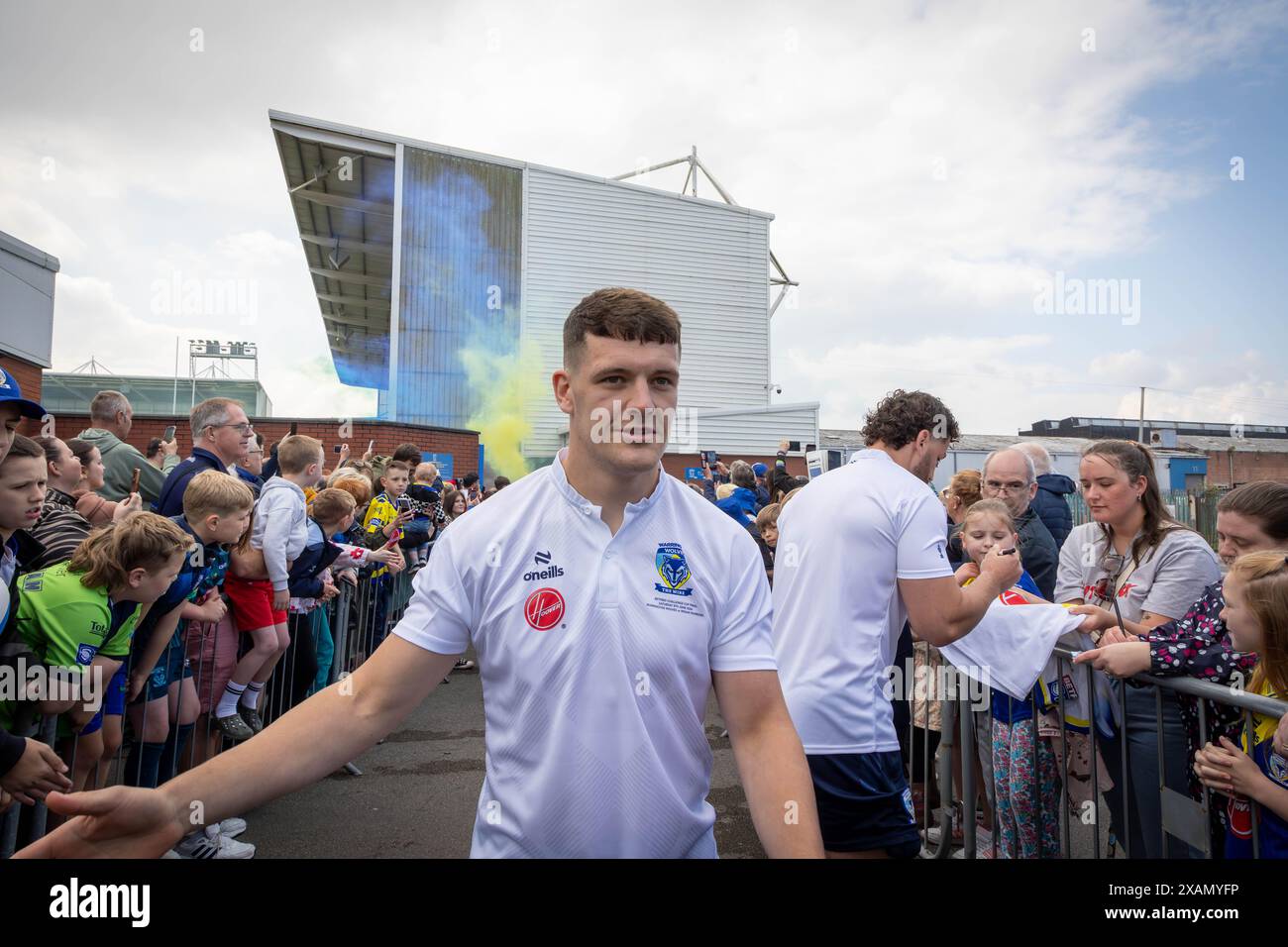 Warrington, Cheshire, Großbritannien. Juni 2024. Warrington Wolves verließ das Halliwell Jones Stadium am 6. Juni 2024 und zog in Richtung Wembley Stadium, um das Finale des Rugby Football League Challenge Cup gegen Wigan zu erreichen. Die Unterstützer waren da, um sie zu sehen und Unterschriften und Selfies mit den Spielern und Manager Sam Burgess zu erhalten. Quelle: John Hopkins/Alamy Live News Stockfoto