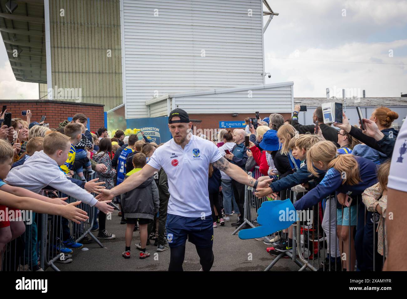 Warrington, Cheshire, Großbritannien. Juni 2024. Warrington Wolves verließ das Halliwell Jones Stadium am 6. Juni 2024 und zog in Richtung Wembley Stadium, um das Finale des Rugby Football League Challenge Cup gegen Wigan zu erreichen. Die Unterstützer waren da, um sie zu sehen und Unterschriften und Selfies mit den Spielern und Manager Sam Burgess zu erhalten. Quelle: John Hopkins/Alamy Live News Stockfoto