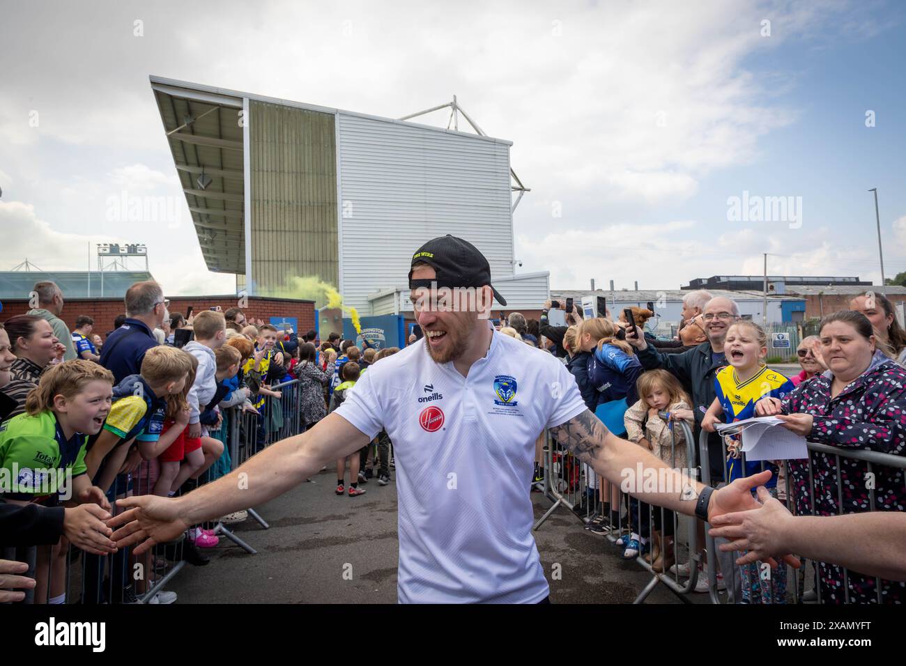 Warrington, Cheshire, Großbritannien. Juni 2024. Warrington Wolves verließ das Halliwell Jones Stadium am 6. Juni 2024 und zog in Richtung Wembley Stadium, um das Finale des Rugby Football League Challenge Cup gegen Wigan zu erreichen. Die Unterstützer waren da, um sie zu sehen und Unterschriften und Selfies mit den Spielern und Manager Sam Burgess zu erhalten. Quelle: John Hopkins/Alamy Live News Stockfoto