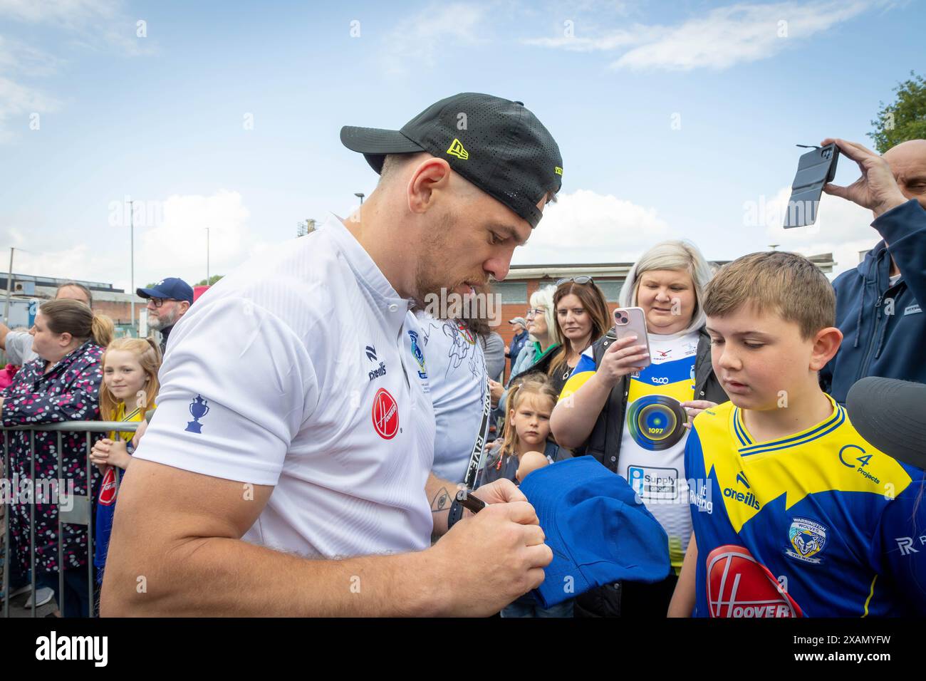 Warrington, Cheshire, Großbritannien. Juni 2024. Warrington Wolves verließ das Halliwell Jones Stadium am 6. Juni 2024 und zog in Richtung Wembley Stadium, um das Finale des Rugby Football League Challenge Cup gegen Wigan zu erreichen. Die Unterstützer waren da, um sie zu sehen und Unterschriften und Selfies mit den Spielern und Manager Sam Burgess zu erhalten. Quelle: John Hopkins/Alamy Live News Stockfoto