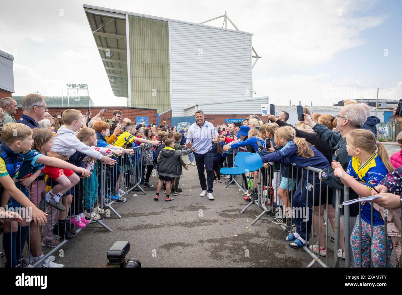 Warrington, Cheshire, Großbritannien. Juni 2024. Warrington Wolves verließ das Halliwell Jones Stadium am 6. Juni 2024 und zog in Richtung Wembley Stadium, um das Finale des Rugby Football League Challenge Cup gegen Wigan zu erreichen. Die Unterstützer waren da, um sie zu sehen und Unterschriften und Selfies mit den Spielern und Manager Sam Burgess zu erhalten. Quelle: John Hopkins/Alamy Live News Stockfoto