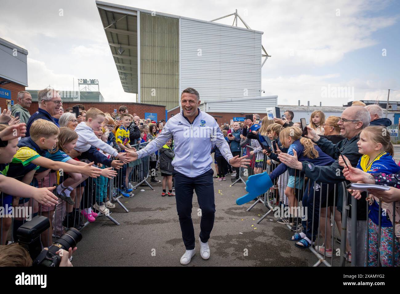 Warrington, Cheshire, Großbritannien. Juni 2024. Warrington Wolves verließ das Halliwell Jones Stadium am 6. Juni 2024 und zog in Richtung Wembley Stadium, um das Finale des Rugby Football League Challenge Cup gegen Wigan zu erreichen. Die Unterstützer waren da, um sie zu sehen und Unterschriften und Selfies mit den Spielern und Manager Sam Burgess zu erhalten. Quelle: John Hopkins/Alamy Live News Stockfoto