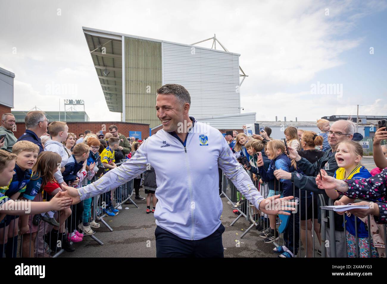 Warrington, Cheshire, Großbritannien. Juni 2024. Warrington Wolves verließ das Halliwell Jones Stadium am 6. Juni 2024 und zog in Richtung Wembley Stadium, um das Finale des Rugby Football League Challenge Cup gegen Wigan zu erreichen. Die Unterstützer waren da, um sie zu sehen und Unterschriften und Selfies mit den Spielern und Manager Sam Burgess zu erhalten. Quelle: John Hopkins/Alamy Live News Stockfoto