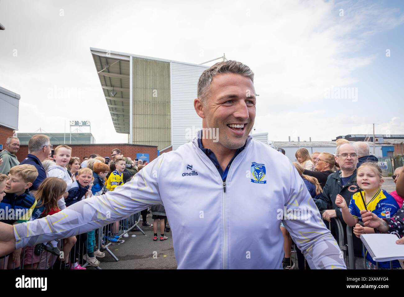 Warrington, Cheshire, Großbritannien. Juni 2024. Warrington Wolves verließ das Halliwell Jones Stadium am 6. Juni 2024 und zog in Richtung Wembley Stadium, um das Finale des Rugby Football League Challenge Cup gegen Wigan zu erreichen. Die Unterstützer waren da, um sie zu sehen und Unterschriften und Selfies mit den Spielern und Manager Sam Burgess zu erhalten. Quelle: John Hopkins/Alamy Live News Stockfoto