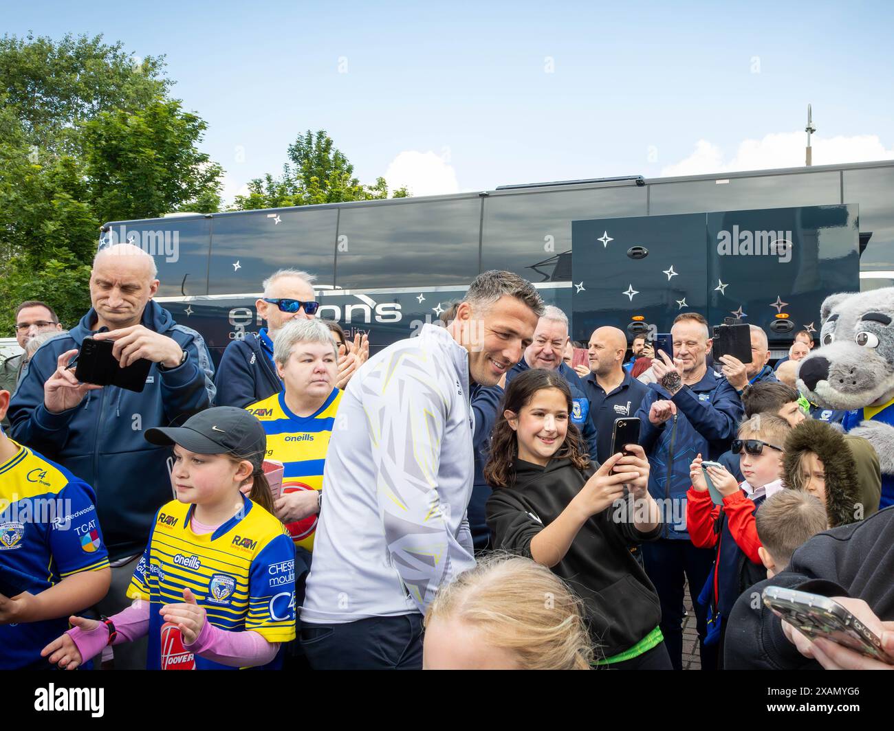 Warrington, Cheshire, Großbritannien. Juni 2024. Warrington Wolves verließ das Halliwell Jones Stadium am 6. Juni 2024 und zog in Richtung Wembley Stadium, um das Finale des Rugby Football League Challenge Cup gegen Wigan zu erreichen. Die Unterstützer waren da, um sie zu sehen und Unterschriften und Selfies mit den Spielern und Manager Sam Burgess zu erhalten. Quelle: John Hopkins/Alamy Live News Stockfoto