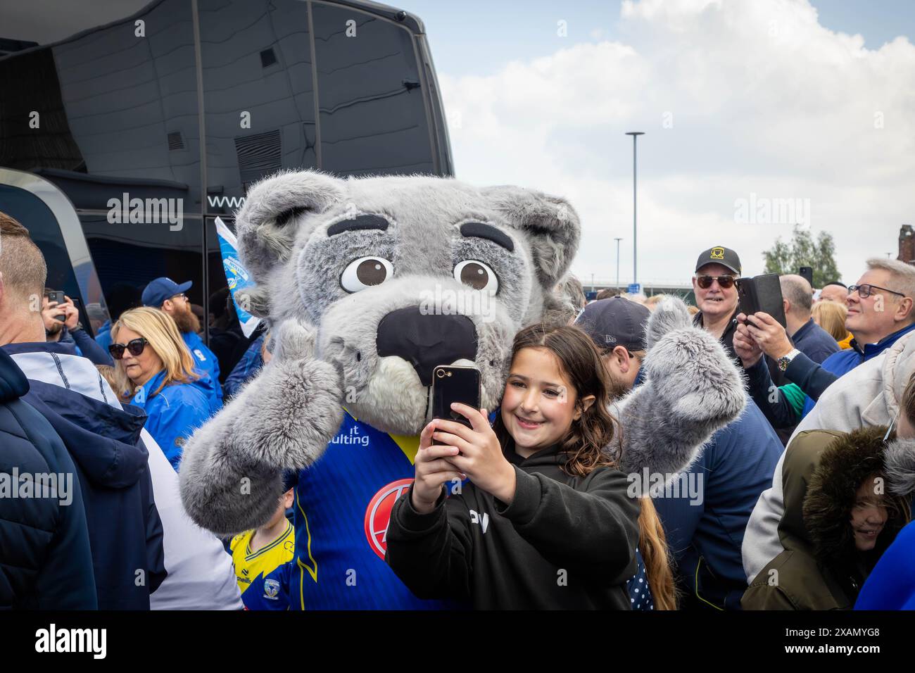 Warrington, Cheshire, Großbritannien. Juni 2024. Warrington Wolves verließ das Halliwell Jones Stadium am 6. Juni 2024 und zog in Richtung Wembley Stadium, um das Finale des Rugby Football League Challenge Cup gegen Wigan zu erreichen. Die Unterstützer waren da, um sie zu sehen und Unterschriften und Selfies mit den Spielern und Manager Sam Burgess zu erhalten. Quelle: John Hopkins/Alamy Live News Stockfoto
