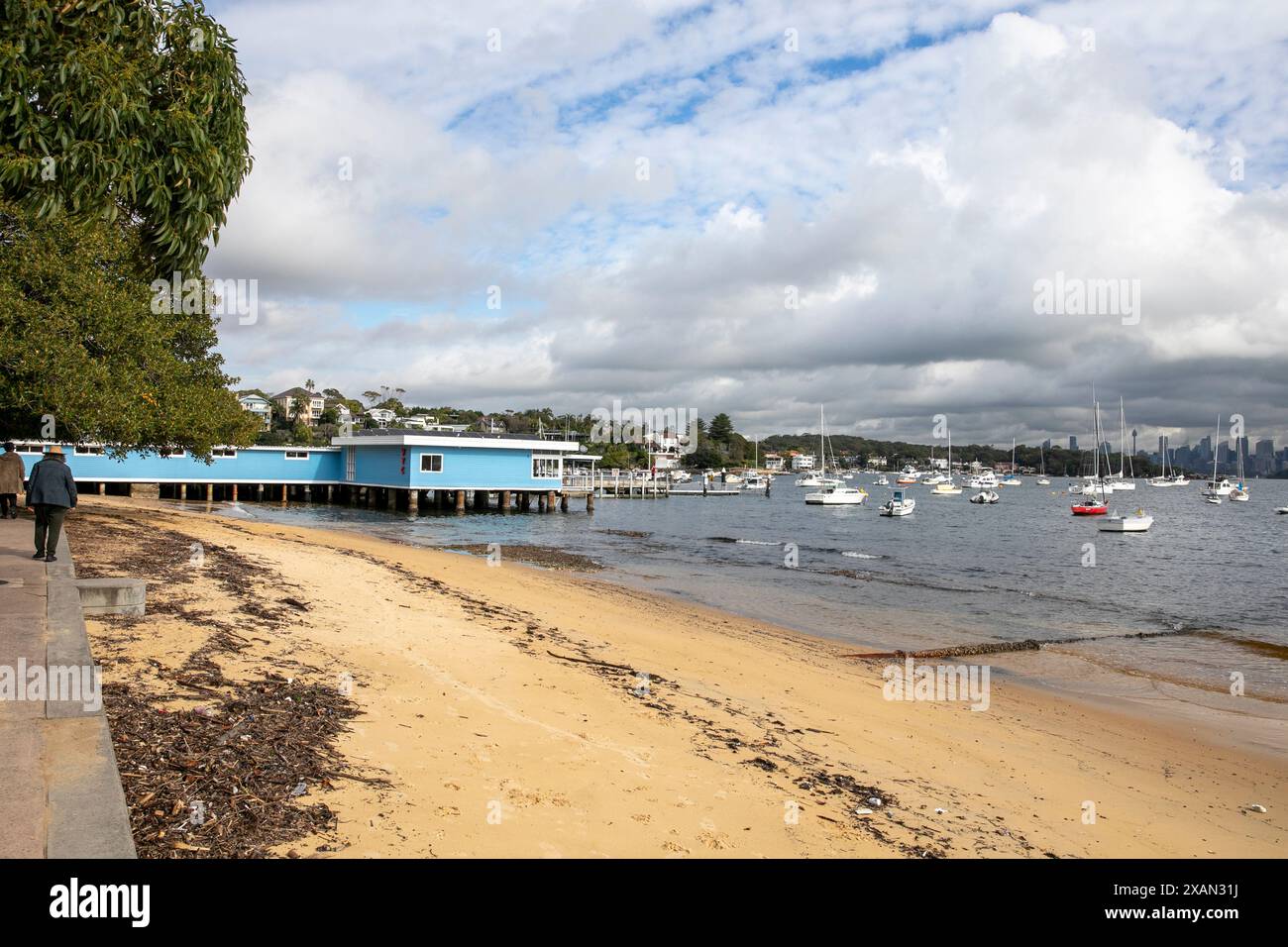 Watsons Bay, ein Vorort am Hafen von Sydney in den östlichen Vororten, Watsons Bay Beach und Vaucluse Yacht Club Building, NSW, Australien Stockfoto