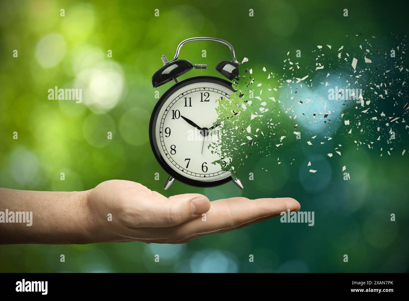 Die Zeit wird knapp. Mann mit auflösendem Wecker auf verschwommenem Hintergrund, Nahaufnahme Stockfoto