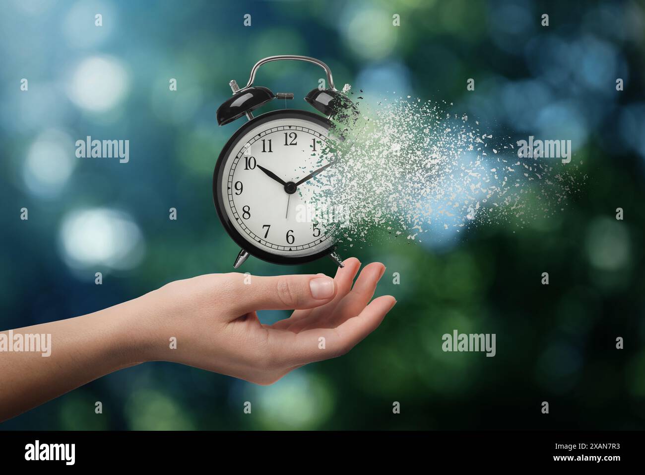 Die Zeit wird knapp. Frau mit auflösendem Wecker auf verschwommenem Hintergrund, Nahaufnahme Stockfoto