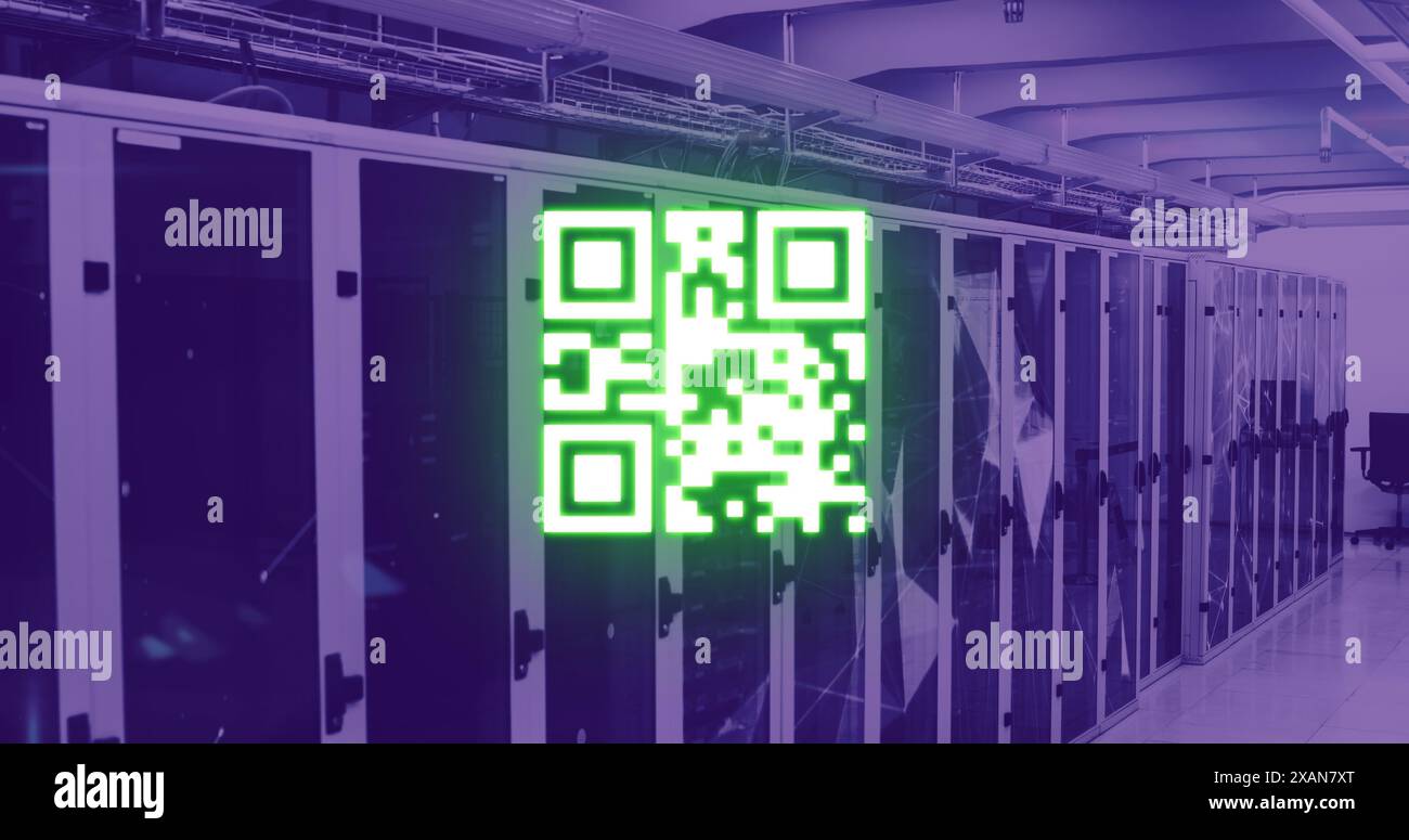 Bild des Neon-qr-Codes über dem Serverraum in Violet Stockfoto