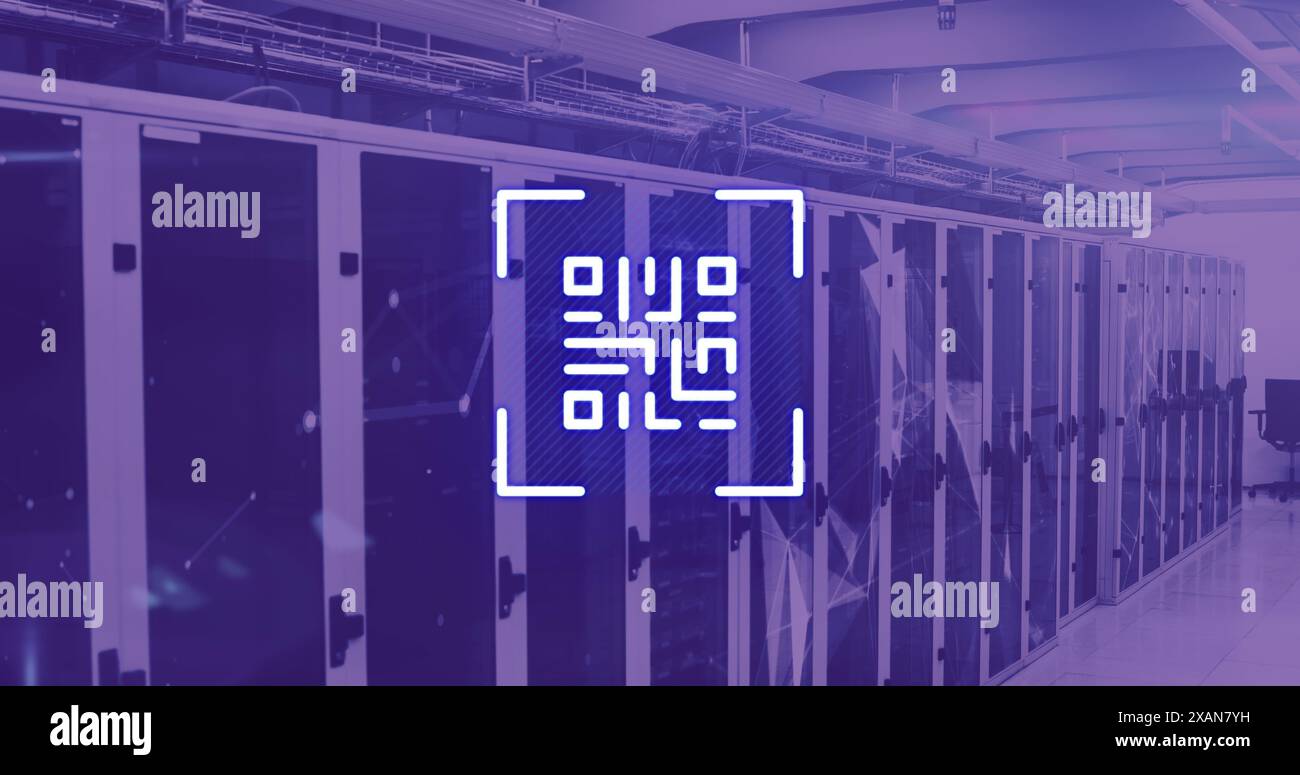 Bild des Neon-qr-Codes über dem Serverraum in Violet Stockfoto