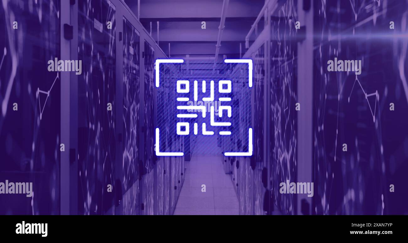 Bild des Neon-qr-Codes über dem Serverraum in Violet Stockfoto