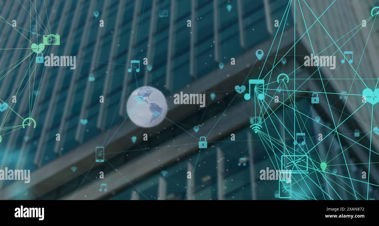 Bild des Globus und der verbundenen Symbole über der Tiefwinkelansicht des Gebäudes Stockfoto