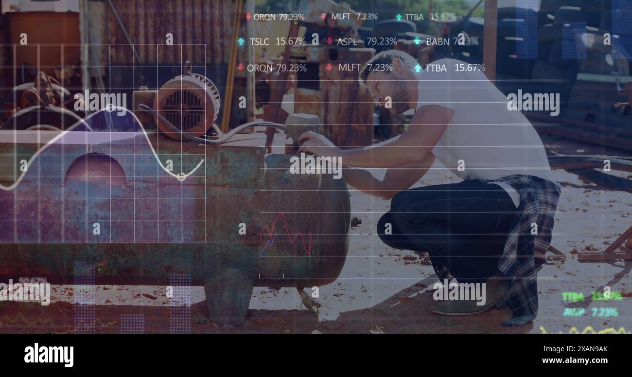 Bild der Börsendatenverarbeitung über kaukasische Männer, die auf Schrottplatz arbeiten Stockfoto