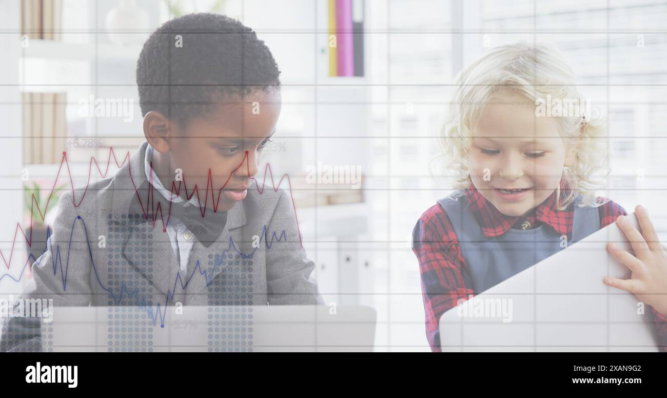 Bild der Verarbeitung von Finanzdaten über verschiedene Kinder, die Laptops im Büro verwenden Stockfoto