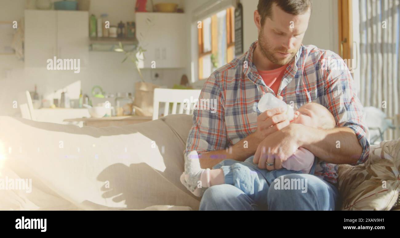 Bild von Lichtflecken über dem glücklichen kaukasischen Vater, der das Baby zu Hause füttert Stockfoto