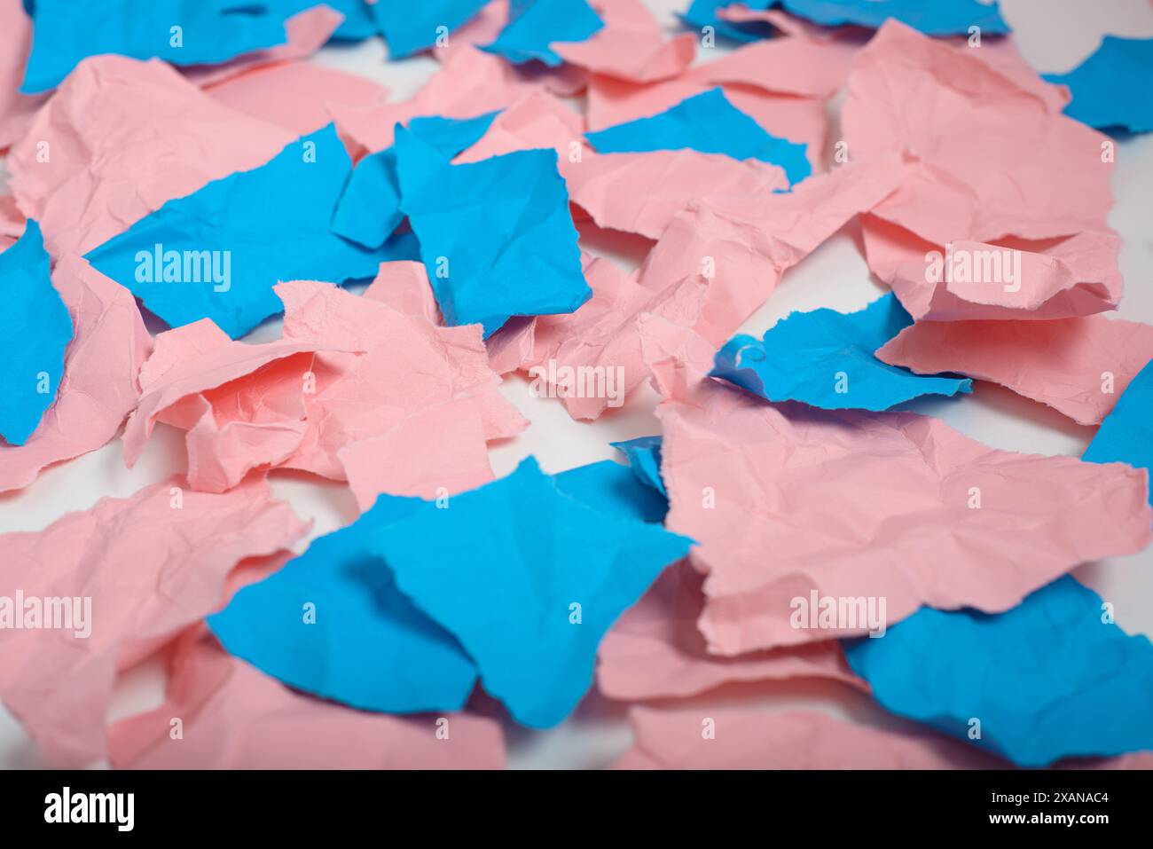 Zerknitterte und zerrissene Stücke von rosa und blauem Papier. Hintergrund, Textur Stockfoto