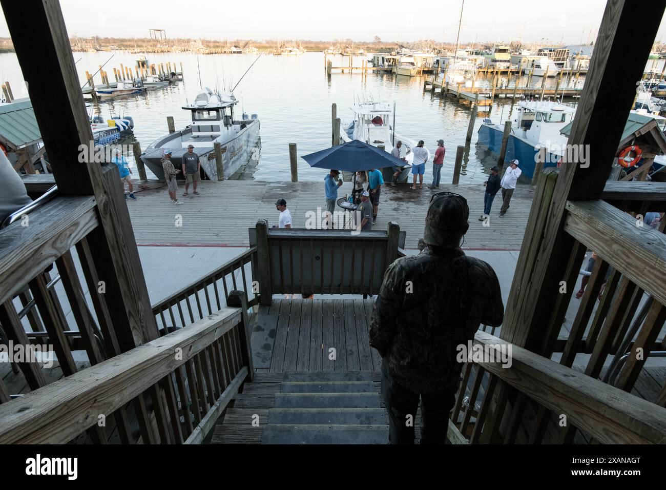 Stolze Angler posieren mit ihrem beeindruckenden Fang am Ende eines erfolgreichen Angeltages in Venice Marina, einem berühmten Angelort in Louisiana. Stockfoto