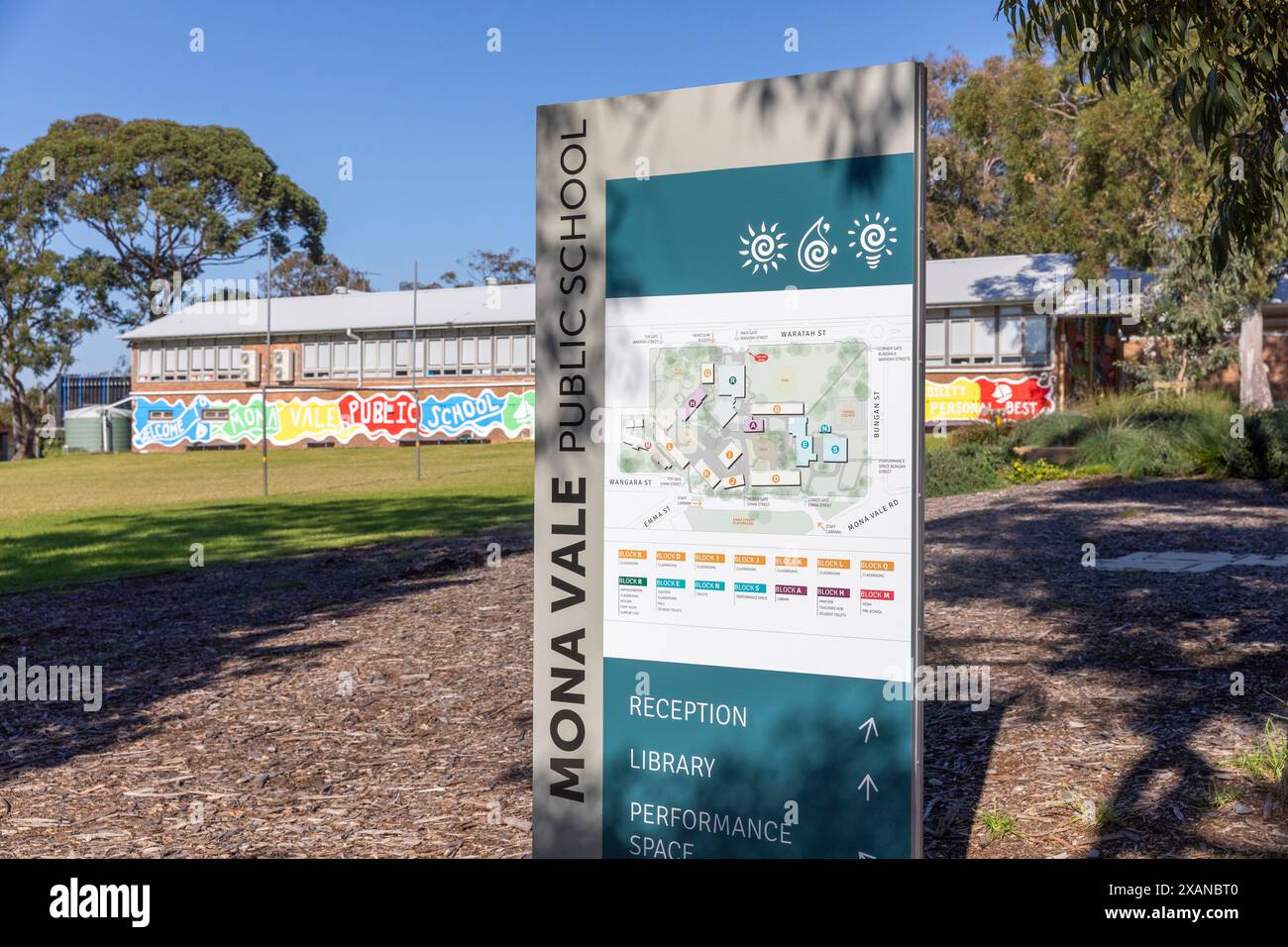 Australische Grundschule, Mona Vale Public School an den nördlichen Stränden von Sydney, Schuleingangsschild, NSW, Australien Stockfoto