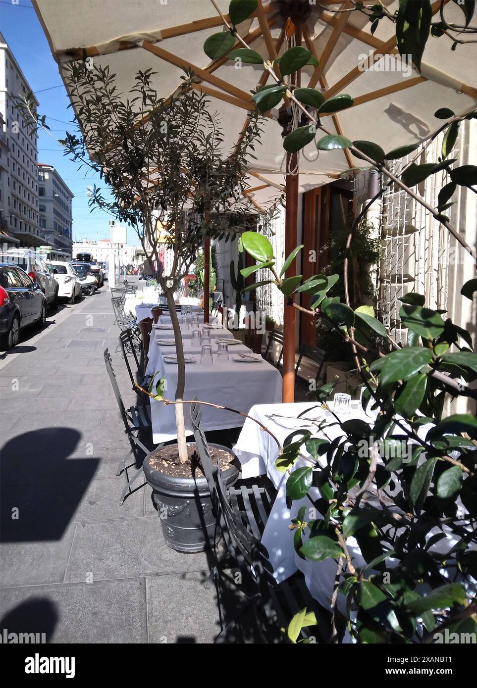 Gute Küche am Straßenrand in Europa. Abendessen unter freiem Himmel im Frühling in Rom, Italien. Stockfoto