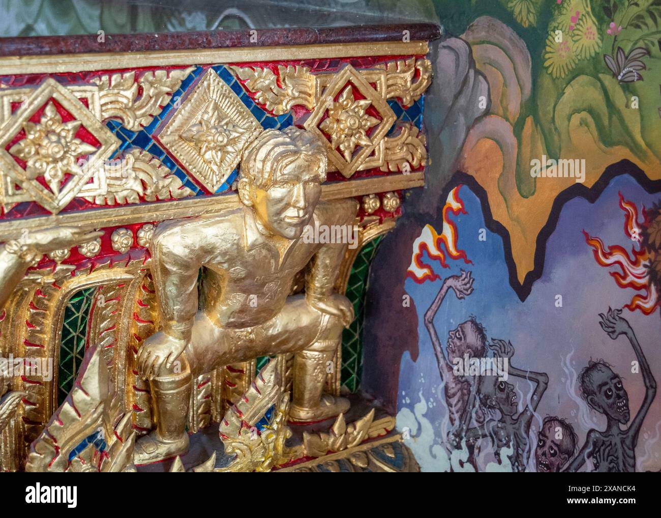 5. Juni 2024, Bangkok, Thailand: Das Bild von David Beckham wird unter dem Hauptbild des Buddha, das in Gold gefertigt ist, im Wat Pariwat Tempel gesehen, um mit dem Rest des buddhistischen Stils Schritt zu halten. Der Tempel Wat Pariwat Ratchasongkram, auch bekannt als David Beckham Tempel wegen seiner Statue des berühmten Fußballstars, ist ein einzigartiger und unkonventioneller buddhistischer Tempel mit dem Konzept, moderne Kunst und Kultur in das Design des Tempels zu integrieren, um jüngere Generationen anzuziehen und den Buddhismus besser zu verbinden die heutige Gesellschaft. Trotz seiner unkonventionellen Erscheinung mit farbenfrohen Wandgemälden von Superhe Stockfoto