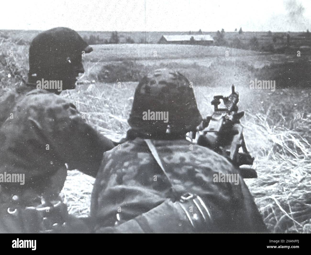 Screenshot des Zweiten Weltkriegs in Schwarzweiß. Deutsche Maschinenschützer greifen russische Truppen im Juli 1941 an der Russischen Front an . Die Besatzung ist von der 3. SS Totenkopf Division Stockfoto