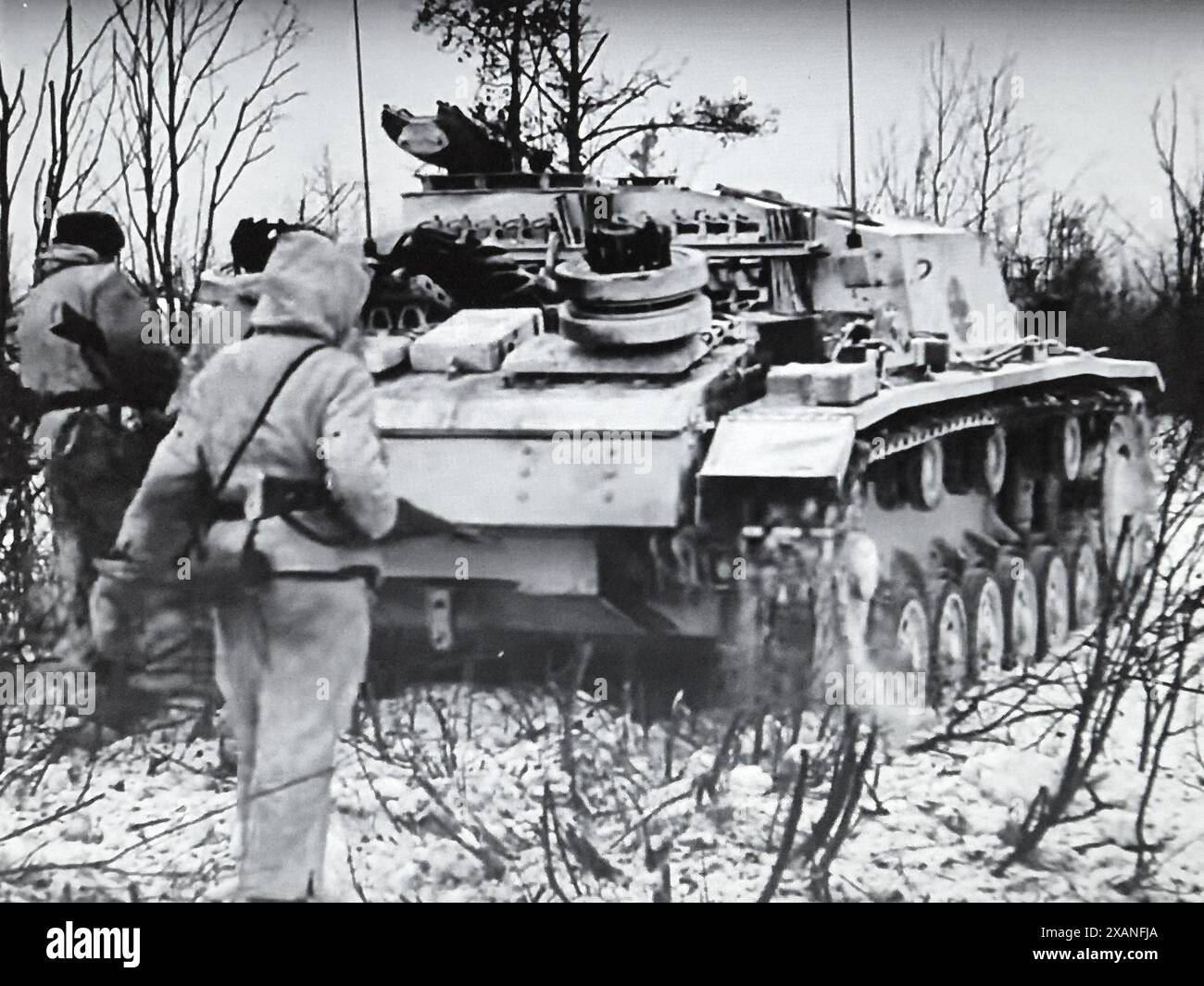 Weltkrieg zwei Schwarzweißfotos deutscher Soldaten in Snow Camo folgen einem Sturmgeschütz in den ersten Monaten des Jahres 1943 an der Russischen Front Stockfoto
