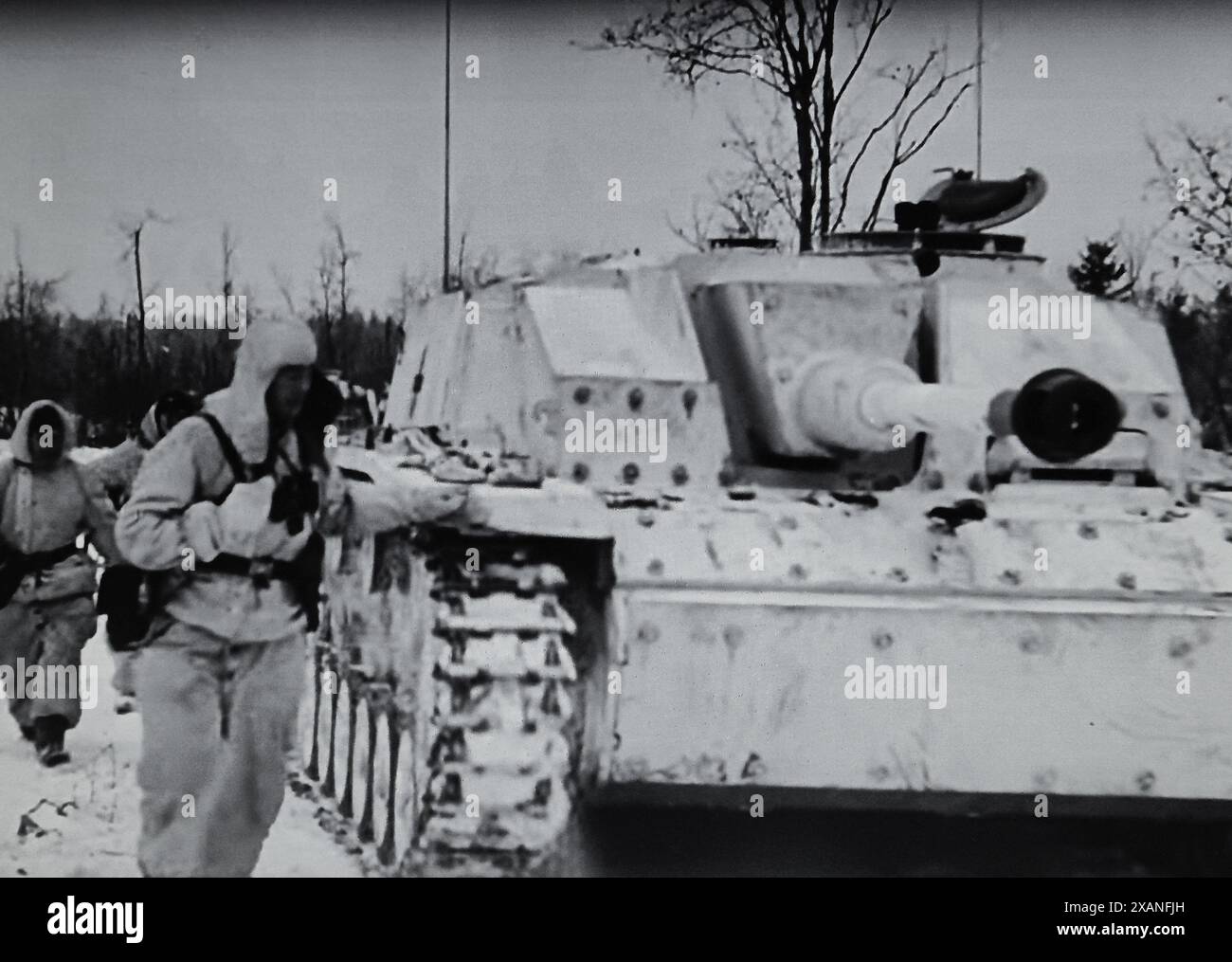 World war Two s&W Screenshot Foto . Deutsche Soldaten rücken im Winter 1943 mit einem Sturmgeschuetz LV vor Stockfoto