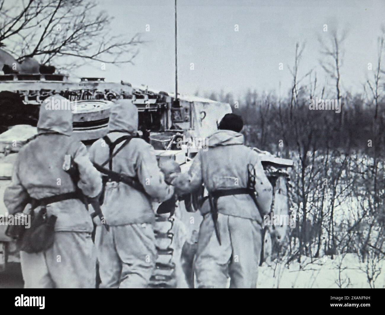 World war Two s&W Screenshot Foto . Deutsche Soldaten in Winterschneeparken begleiten ein Sturmgeschuetz LV im Februar 1943 an der Russischen Front Stockfoto