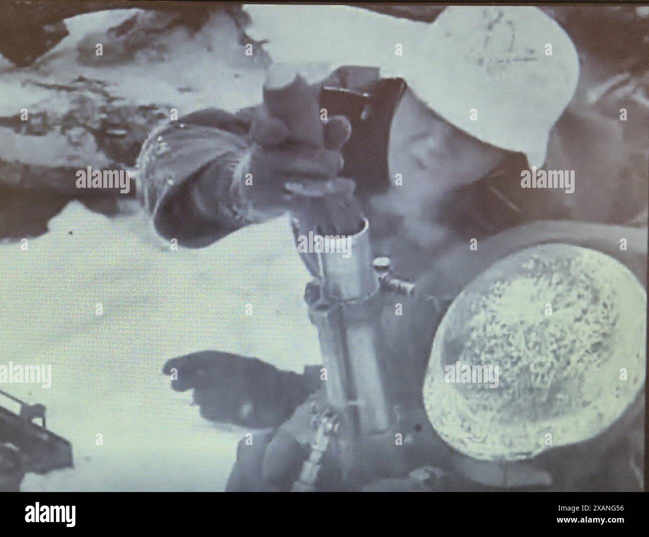 2. Weltkrieg Schwarzweiß Screenshot Foto Deutsche Soldaten feuern im Winter 1941/42 einen 50-mm-Mörser an der russischen Front ab Stockfoto