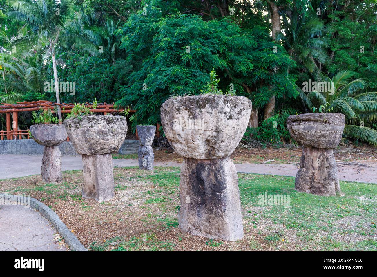 Alte Steinsäulen im Latte Stone Park, Agana, Guam, Mikronesien, Marianen, Pazifik. Diese Latte-Steine wurden 1956 von der verlegt Stockfoto